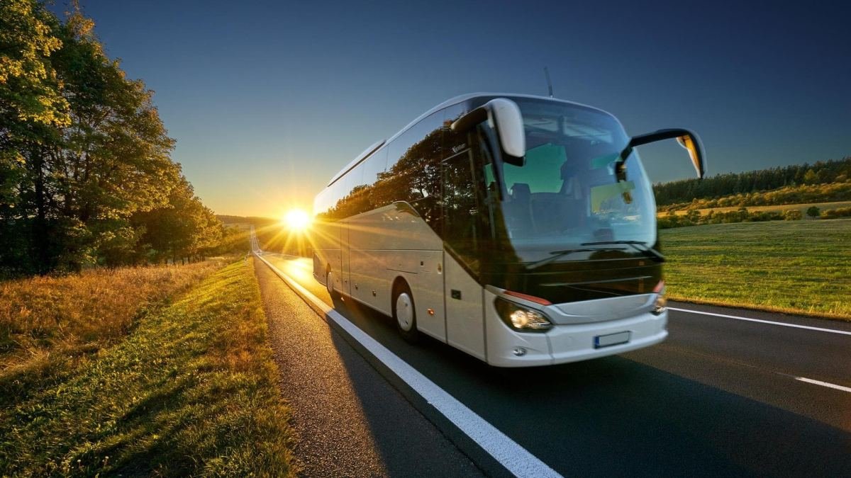 Un autobús moderno y cómodo en un entorno vibrante, representando el servicio de transporte de NoConduzcas.com para disfrutar de eventos, lugares de interés y diversión sin preocupaciones desde Logroño.