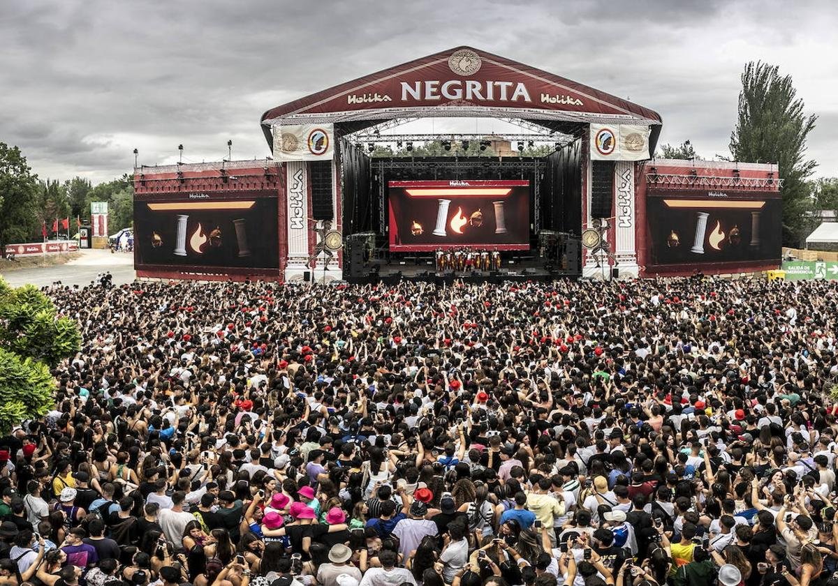Asistentes disfrutando de una colorida celebración en el Holika Festival, un evento lleno de música, arte y diversión en el corazón de la ciudad.